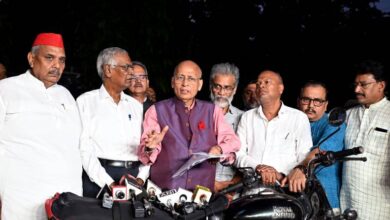 Photo of दस लाख पचास हजार से अधिक बूथों फैले मतदान केंद्रों तक आयोग चाहकर भी कोई मनमानी नहीं कर सकता