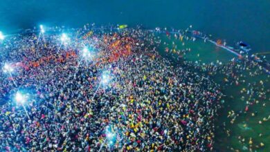 Photo of आस्था की भीड़ में खोता इंसान!