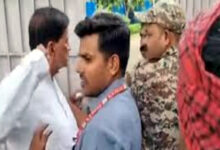 Photo of भिंड कलेक्टर को विधायक ने दिखाया मुक्का