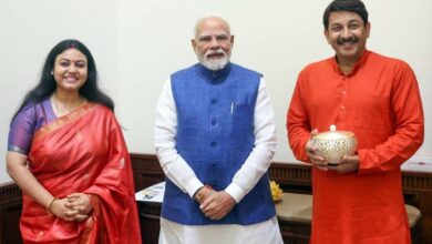 Photo of सांसद मनोज तिवारी ने प्रधानमंत्री नरेन्द्र मोदी को भेंट किया बाबा वैद्यनाथ धाम का प्रसाद