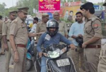 Photo of थाना कौशाम्बी पुलिस व ओएनजीसी संस्था के सहयोग से  निःशुल्क हेलमेट वितरण  कार्यक्रम का आयोजन 