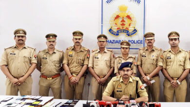 Photo of करोड़ों रुपए के 265 मोबाइल फोन बरामद करके फोन स्वामियों को लोटाकर उनके चहरे पर गाजियाबाद पुलिस ने खुशी लोटायी