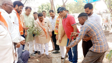 Photo of पंडित दीनदयाल की जयंती पर राजनगर मंडल में विधायक अजीत पाल त्यागी ने किया पौधारोपण