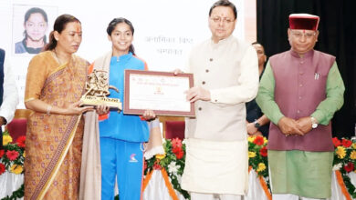 Photo of विभिन्न क्षेत्रों में उल्लेखनीय कार्य करने वाली महिलाओं को तीलू रौतेली एवं आंगनवाड़ी पुरस्कार से सम्मानित किया गया