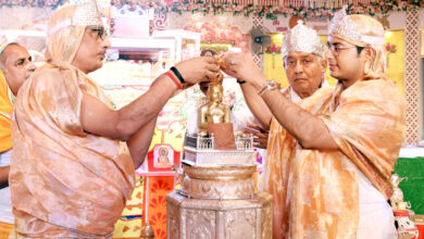 Photo of कुलाधिपति परिवार ने श्रीजी की शांतिधारा का पुण्य कमाया