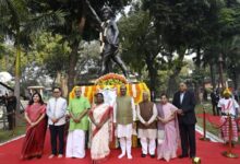 Photo of भारत के राष्ट्रपति, उपराष्ट्रपति और लोकसभा अध्यक्ष ने संसद परिसर में भगवन बिरसा मुंडा को पुष्पांजलि अर्पित की