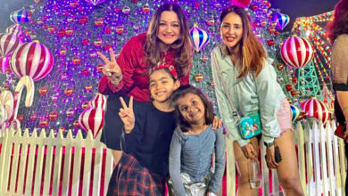 Photo of माँ-बेटियों के प्यार में सजा चाहत खन्ना का क्रिसमस