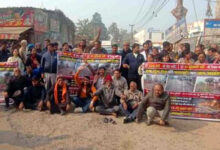 Photo of ‘हम तुम रोड’ की बदहाली को लेकर निवासियों ने किया बैनर के साथ रोड शो