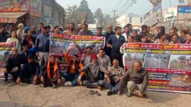 Photo of ‘हम तुम रोड’ की बदहाली को लेकर निवासियों ने किया बैनर के साथ रोड शो