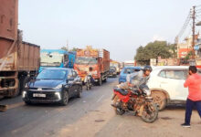 Photo of सड़क हादसों की बढ़ती वजह: अवैध पार्किंग और हाईवे किनारे ढाबे