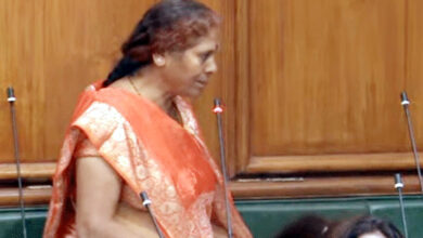Photo of लोकतंत्र में बन्दों को गिना करते हैं ‘तौला’ नहीं करते