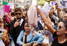 Photo of ईरानी बहनें तोड़ रही बुर्का की जंजीरे, भारत में बढ़ रही है कट्टरता