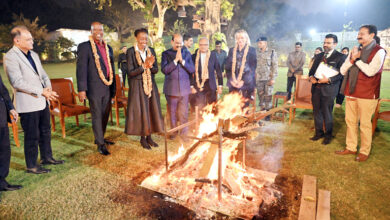 Photo of भारतीय संस्कृति और परम्पराओं से रूबरू हुए विदेशी मेहमान, स्पीकर श्री बिरला संग मनाया लोहड़ी पर्व