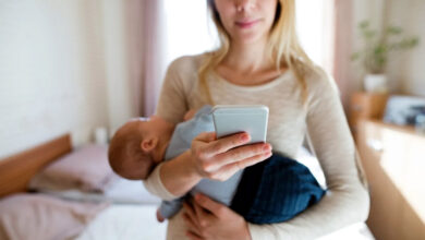 Photo of माँ की गोद में बैठा बच्चा, स्क्रीन के साए में पला बचपन