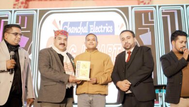 Photo of पहली नजर द्वारा आयोजित सुरों के सरताज़ सीजन -3 में सम्मानित हुए युवा कवि डॉ. राजीव डोगरा