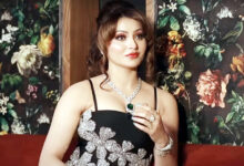 Photo of दुनिया की सबसे ऊँचाई पर मां के नाम उर्वशी रौतेला का शाही जश्न