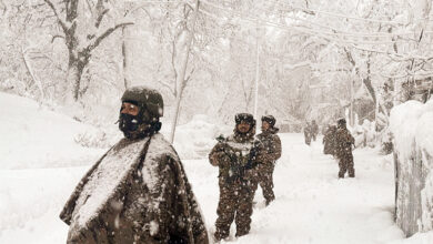 Photo of कश्मीर में आतंकियों को घेरने-खदेड़ने में जुटी सीआरपीएफ