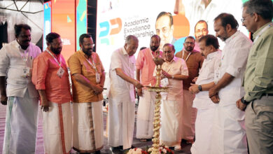 Photo of मुख्यमंत्री पिनाराई विजयन, डॉ. रवि पिल्लै की उपस्थिति में छात्रवृत्तियों का वितरण किया गया