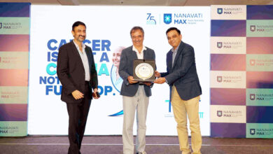Photo of उम्मीद की रोशनी: कैंसर वॉरियर्स के बीच पहुंचे राजू हिरानी