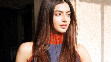 Photo of सूरज की सुनहरी किरणों में निखरी काशिका कपूर की दिलकश चमक