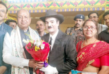 Photo of बिहार के कला,संस्कृति एवं युवा विभाग के मंत्री ने चार्ली चैप्लिन द्वितीय राजन कुमार को किया सम्मानित