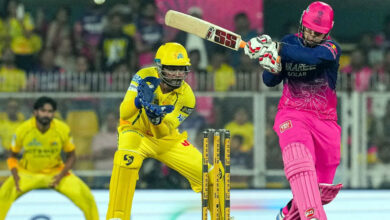 Photo of 15 वां जन्मदिन मनाने के तीन दिन बाद 15 गेंद में अर्द्धशतक जड़ छा गए वैभव सूर्यवंशी