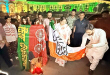 Photo of अपर्णा यादव ने जलाया सपा का झंडा, समाजवादियों ने किया पुलिस केस