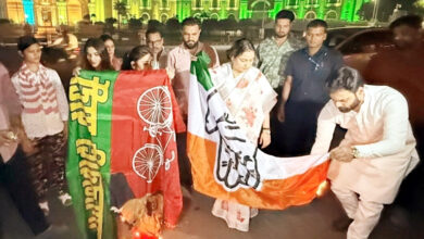 Photo of अपर्णा यादव ने जलाया सपा का झंडा, समाजवादियों ने किया पुलिस केस