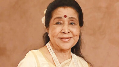 Photo of सूरों की आशा बनकर गूंजती रहेगी आशा भोसले