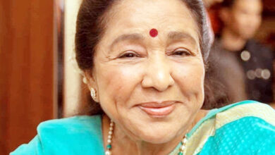 Photo of वॉइस ऑफ वर्सटैलिटी आशा भोसले: शास्त्रीयता की जड़ों से ग्लोबल पॉप के शिखर तक