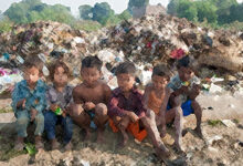 Photo of सडकों पर ठहरी हुई ज़िंदगी: क्या हम इन मासूम बच्चों का बचपन देख पा रहे हैं?