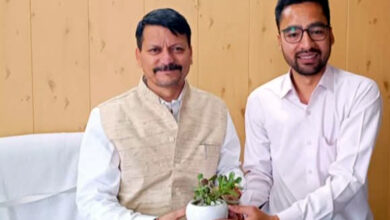 Photo of पत्रकार लोकतंत्र के चौथे स्तंभ के रूप में सरकार और जनता के बीच एक महत्वपूर्ण सेतु का कार्य करते हैं : ध्रुव रौतेला