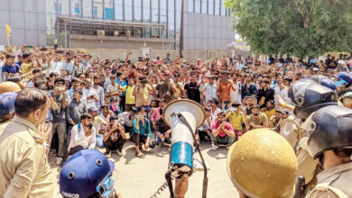 Photo of नोएडा में भड़का श्रमिक आंदोलन