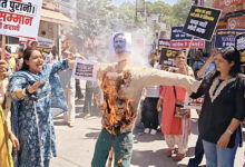 Photo of नारी शक्ति वंदन अधिनियम का विरोध करने वाले विपक्ष के खिलाफ महिलाओं का विरोध प्रदर्शन