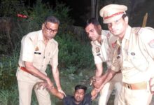 Photo of चैन स्नैचर व लूटेरे को मुठभेड़ के बाद इन्दिरापुरम पुलिस टीम ने किया गिरफ्तार