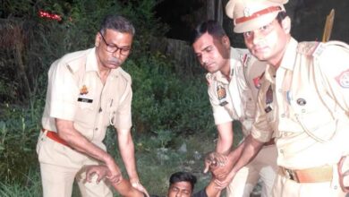 Photo of चैन स्नैचर व लूटेरे को मुठभेड़ के बाद इन्दिरापुरम पुलिस टीम ने किया गिरफ्तार