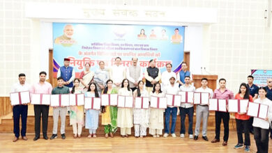 Photo of विभिन्न पदों पर चयनित 276 अभ्यर्थियों को मुख्यमंत्री धामी ने नियुक्ति पत्र वितरित किए