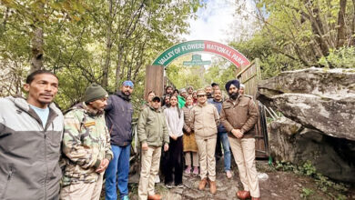 Photo of पर्यटकों के लिए खुल गयी “फूलों की घाटी”