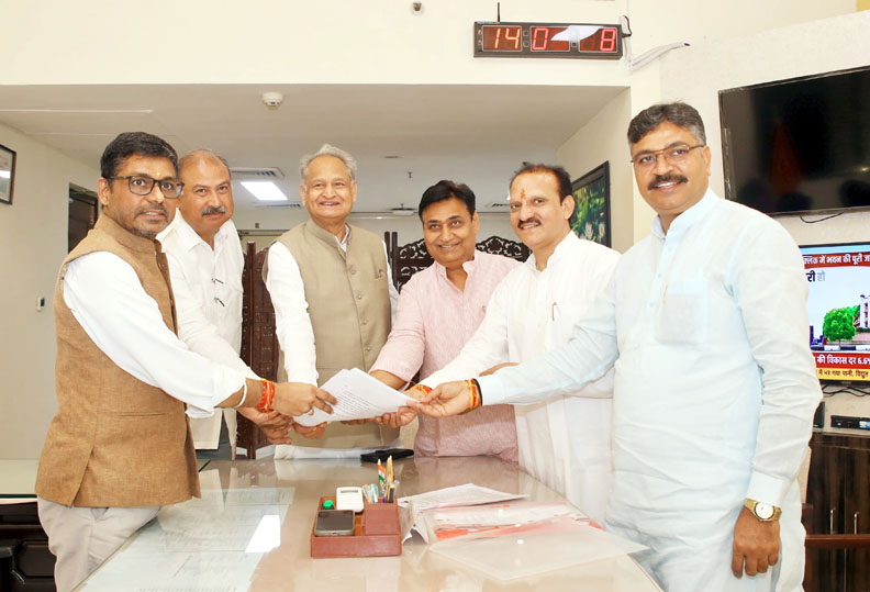 राजस्थान में राज्यसभा की तीन सीटों के लिए चुनाव* *कांग्रेस के नीरज डांगी ने नामांकन पत्र दाखिल किया