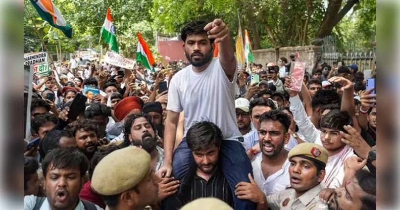 व्यवस्था के बाहर ही नहीं भीतर भी भरी है ‘कॉकरोच ‘