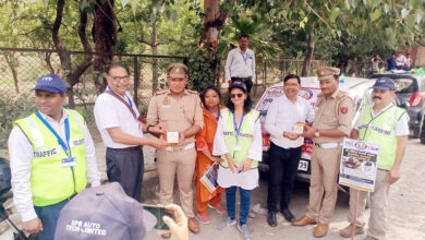 Photo of ट्रैफिक पुलिस कर्मियों के साथ इंदिरापुरम ग्रीन बेल्ट व वैशाली पुलिया पर ट्रेफिक अवेयरनेस का कार्यक्रम कराया गया