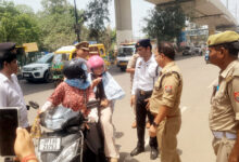 Photo of गाजियाबाद ट्रैफिक पुलिस ने लोगों को हेलमेट बांटे, यातायात नियमों के प्रति किया जागरूक