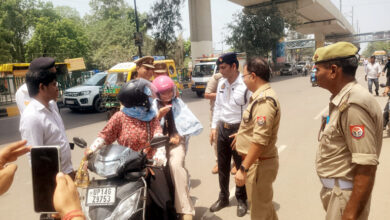 Photo of गाजियाबाद ट्रैफिक पुलिस ने लोगों को हेलमेट बांटे, यातायात नियमों के प्रति किया जागरूक