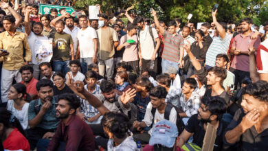 Photo of छात्रों पर बर्बरता की जिम्मेदारी कौन लेगा?