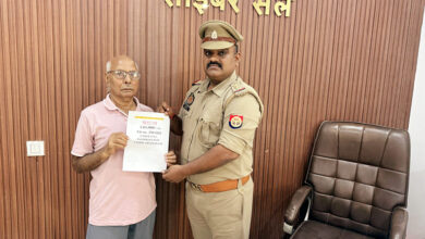 Photo of इंदिरापुरम थाने के साइबर सेल ने साइबर फ्राड के शिकार पीड़ित के 1 लाख 61 हज़ार रुपए कराए वापस