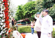 Photo of शौर्य दिवस के अवसर पर सीएम धामी ने शहीद स्मारक पर अमर शहीदों को पुष्पचक्र अर्पित कर भावभीनी श्रद्धांजलि दी