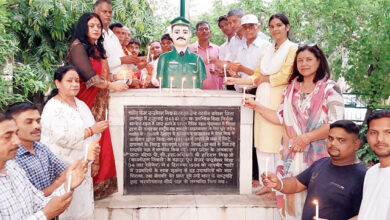 Photo of कारगिल विजय दिवस पर शहीदों को कैंडल जलाकर श्रद्धांजलि दी