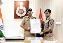 Photo of अतिरिक्त पुलिस आयुक्त (मुख्यालय) केशव चौधरी ने अग्निशमन विभाग के जांबाजों का प्रशस्ति पत्र प्रदान कर उत्साहवर्धन किया