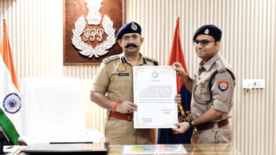 Photo of अतिरिक्त पुलिस आयुक्त (मुख्यालय) केशव चौधरी ने अग्निशमन विभाग के जांबाजों का प्रशस्ति पत्र प्रदान कर उत्साहवर्धन किया