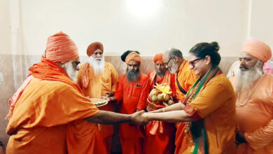 Photo of अखाड़ा परिषद के अध्यक्ष रविंद्र पुरी और कार्यकारिणी ने महामंडलेश्वर यति मां प्रत्यंगिरा गिरी को दिया आशीर्वाद
